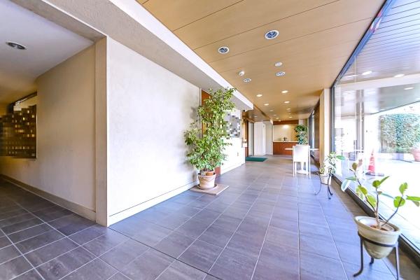 不審者や勧誘員などが建物内に立ち入るのを防いでくれるオートロック付き。