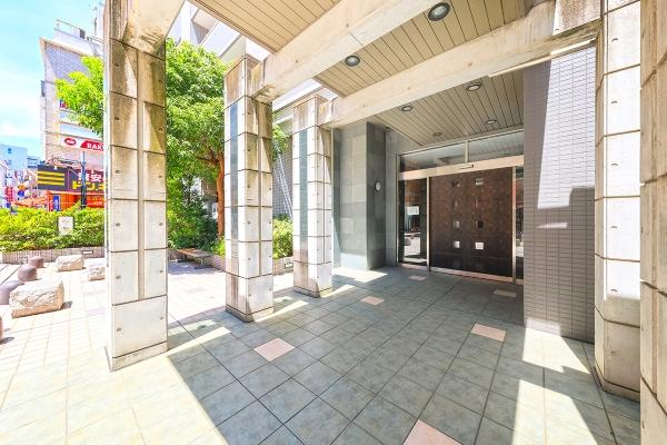 前面道路から距離を保ったアプローチ。御影石の門柱がアクセントになります。