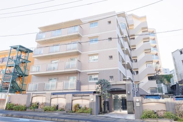 アースカラーのタイル貼り