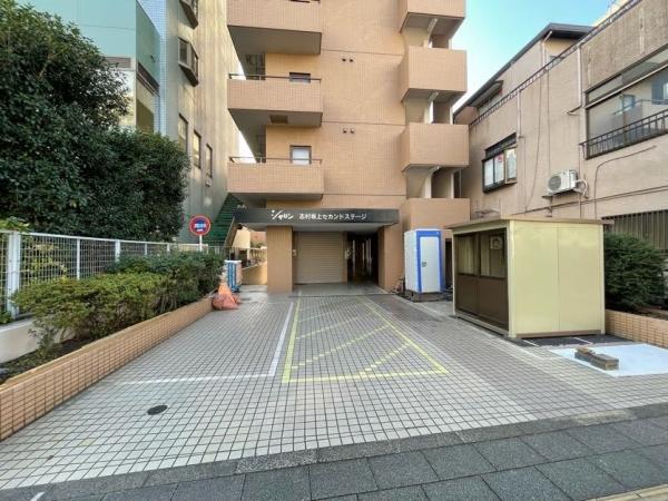 タイル張りのマンション外観（正面から撮影）