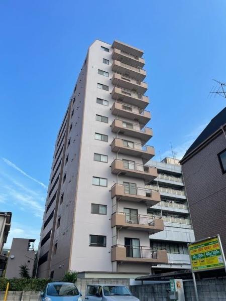 タイル張りのマンション外観（正面から撮影）