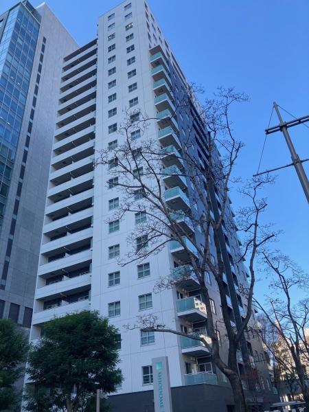 重厚感のあるタイル張りの外観