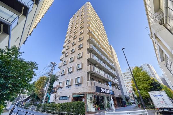 ５駅複数沿線利用可能な利便性の高い立地に佇むタイル張りのマンション