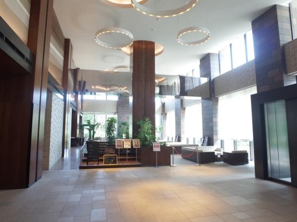 上部吹き抜けの解放感のあるエントランスロビー