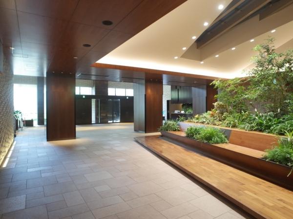 上部吹き抜けの解放感のあるエントランスロビー