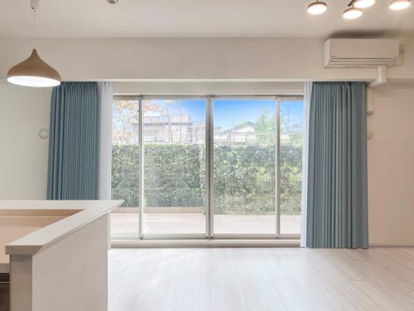 南向き約１３．５帖のリビングダイニング　写真はＣＧで作成した空室の場合のイメージです。