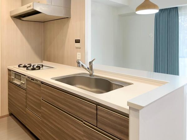 南向き約１３．５帖のリビングダイニング　写真はＣＧで作成した空室の場合のイメージです。