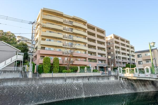 総戸数１０２戸のビッグコミュニティ（建物外観を南側から撮影）