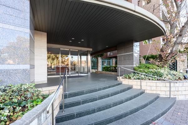 歩車分離で敷地内事故を防ぐ配置設計（エントランス外観）