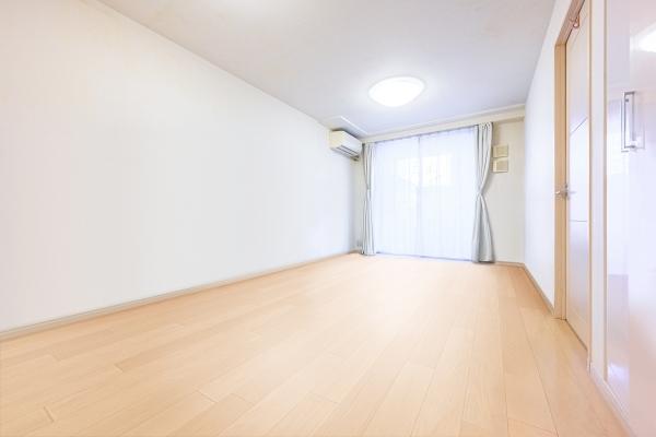 歩車分離で敷地内事故を防ぐ配置設計（エントランス外観）