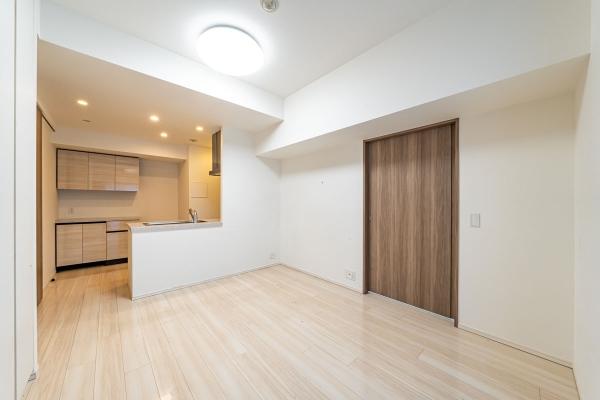 旧白山通りから一歩奥に入った場所に佇むエントランス