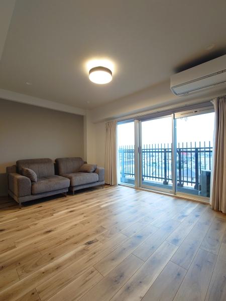 3ツ口のガラストップコンロ、浄水器付きのシステムキッチン