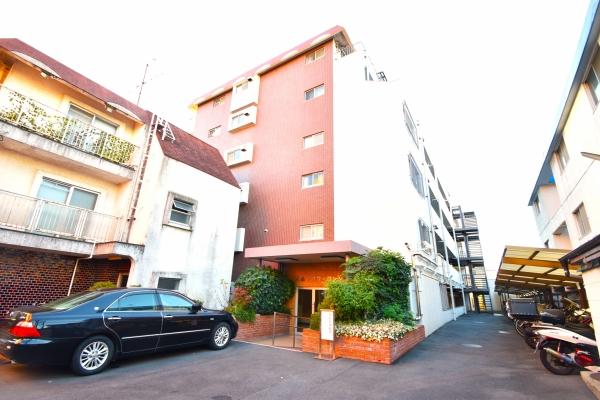 タイル張りの外観で色合いも清潔感があります