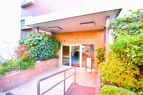 スロープ付きのエントランスで車椅子でも楽に移動できます