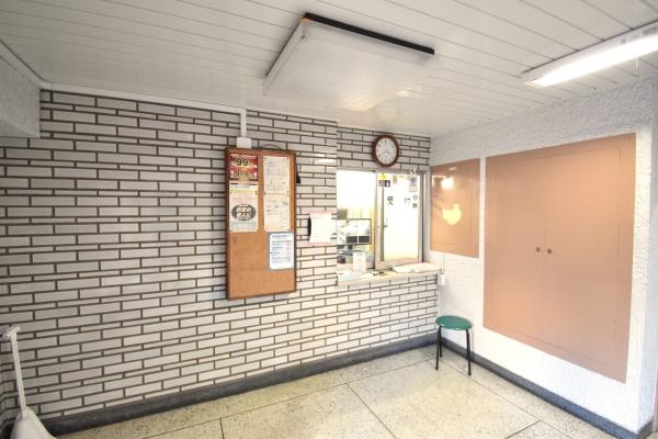 スロープ付きのエントランスで車椅子でも楽に移動できます