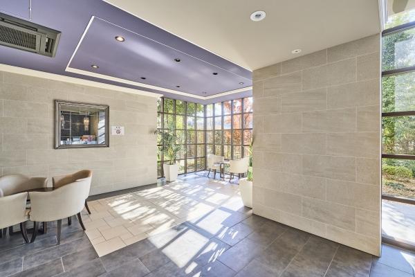 マンション敷地の入り口からエントランスの間には様々な植栽が植えられたアプローチガーデンがあります。