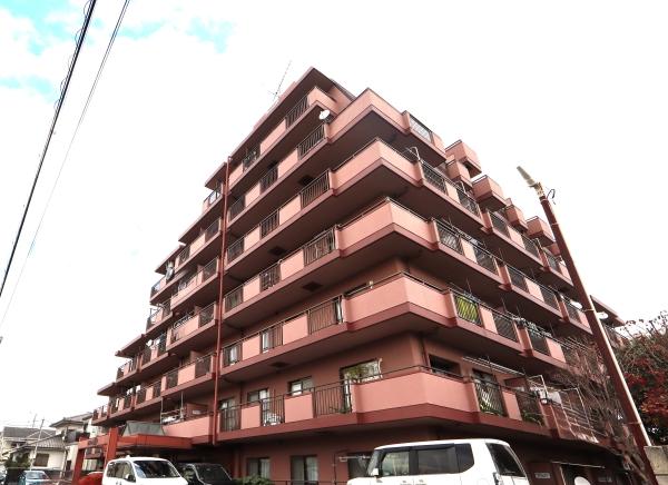 街並みに存在感ある外観