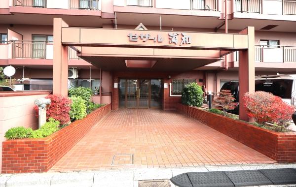 庇のあるエントランス、植栽が住まう方を出迎えてくれます