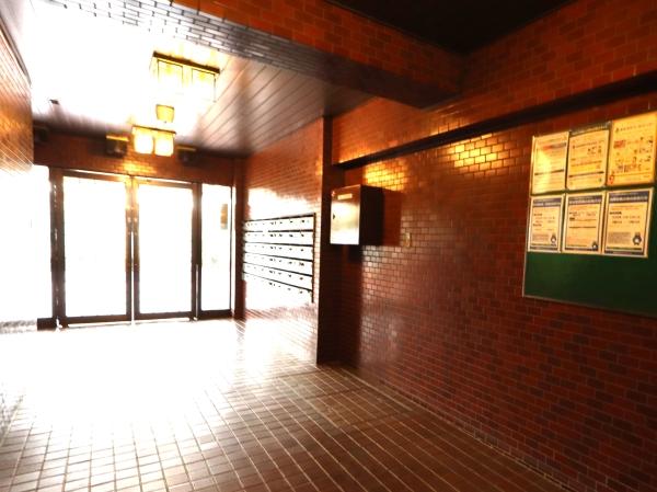 庇のあるエントランス、植栽が住まう方を出迎えてくれます