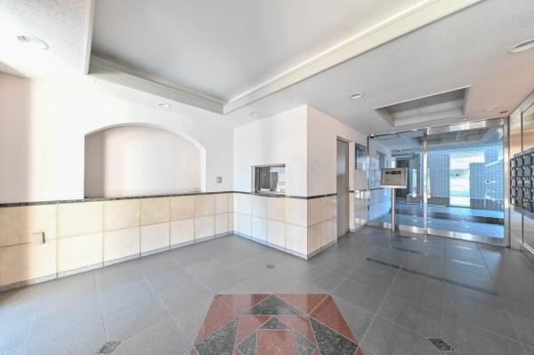 床面と腰壁に大理石を採用した重厚なエントランス