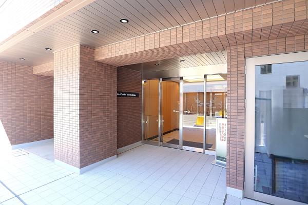 外壁タイル張りのスタイリッシュなマンションエントランス