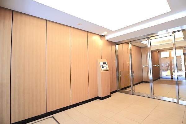 外壁タイル張りのスタイリッシュなマンションエントランス