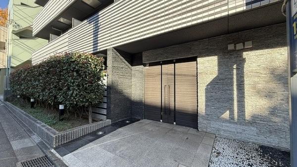 植栽がよく整備されていることが印象的なエントランス