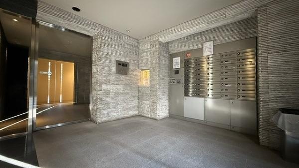 植栽がよく整備されていることが印象的なエントランス