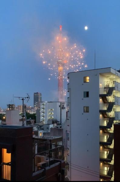 リビングダイニングの東側窓から望む花火（眺望は永続的に保証されるものではありません）