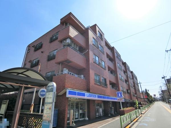 全面タイル張りの外観