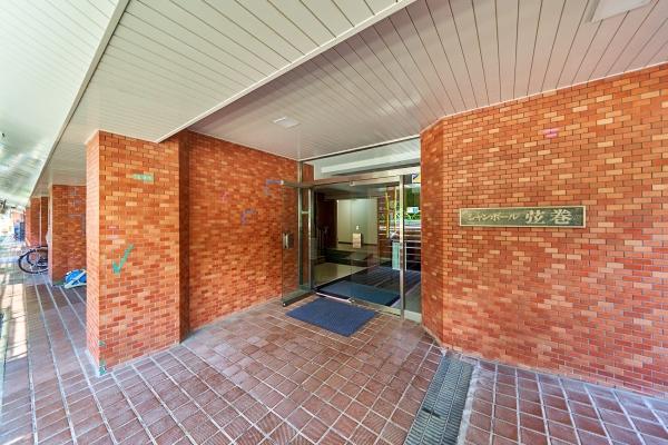 全面タイル張りの外観