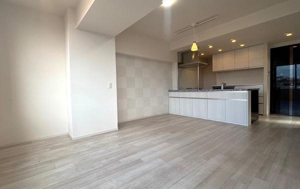 眺望良好で開放的なリビングダイニングです。眺望は永続的に保証されるものではありません。