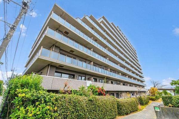 現地南西側からの外観写真。