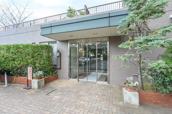 鮮やかな植栽を配したエントランス。