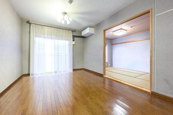 鮮やかな植栽を配したエントランス。