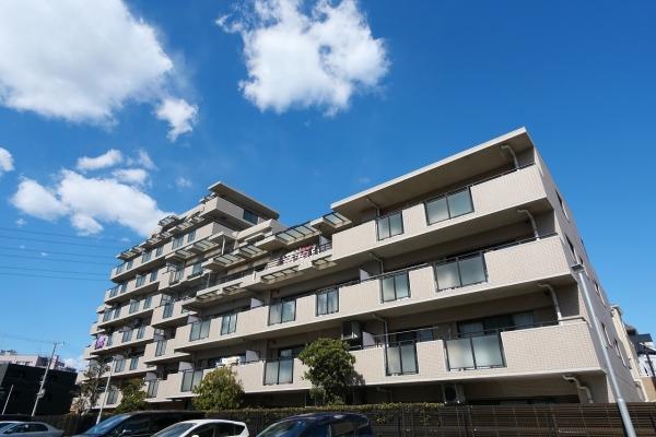 建物外観（南東側から）　落ち着いた色調のライトブラウンのタイル貼り