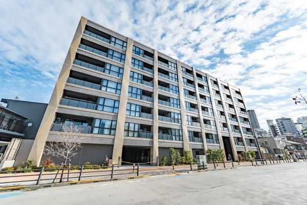 スタイリッシュで洗練されたデザインが印象的な現代的マンション。