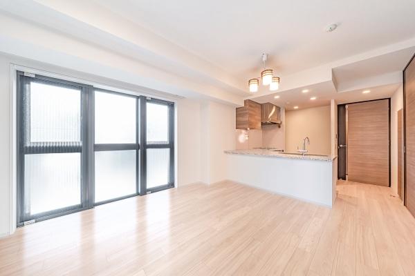 約13.6帖のLDK。開口部も２面あり、開放感がございます。ＣＧで作成したリフォームイメージです。