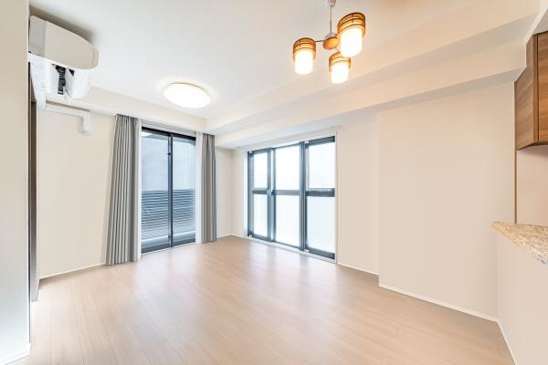 約13.6帖のLDK。開口部も２面あり、開放感がございます。ＣＧで作成したリフォームイメージです。