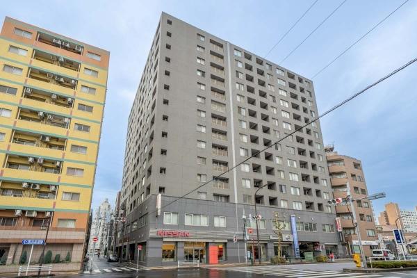 東京メトロ　日比谷線「三ノ輪」駅から徒歩２分のマンションです。