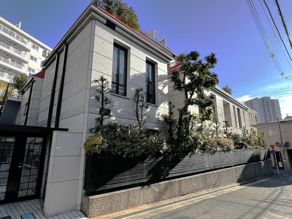 1987年築　高台の落ち着いた邸宅街に佇む低層マンション