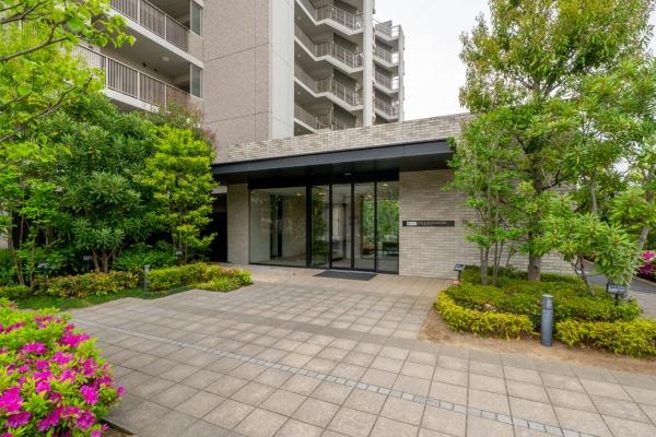 植栽が豊富なエントランス前