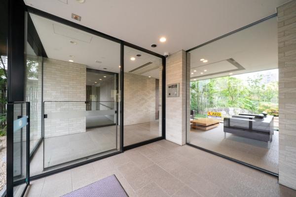 植栽が豊富なエントランス前