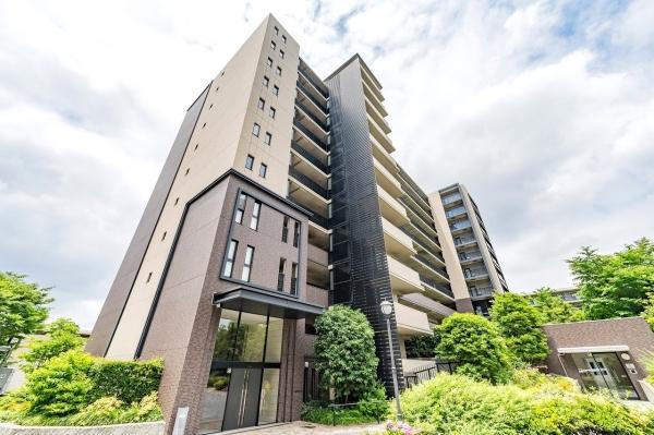 落ち着いた色合いのモダンで高級感のある外観