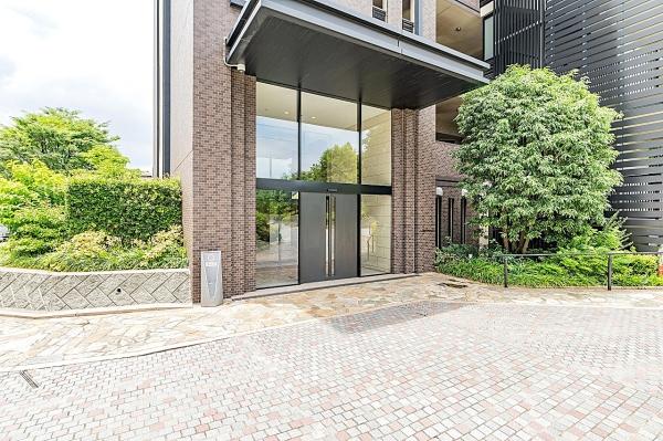 洗練とぬくもりが調和するエントランス