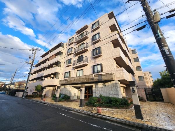 デザイン性を重視したタイル貼りの都会的な外観