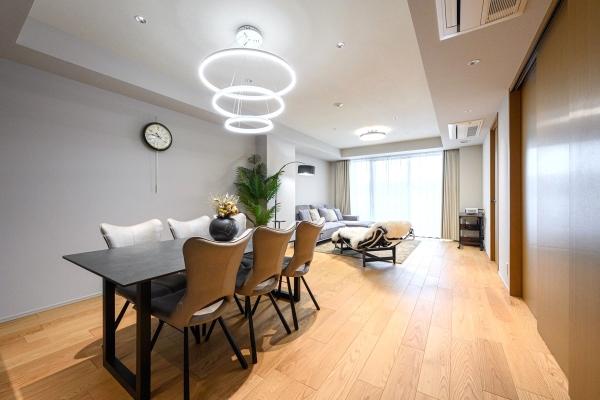 アクセントクロスが特徴的な約19.5帖のリビングダイニング