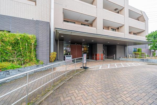 エントランスの自動ドアは、不審者や勧誘員などの建物内立ち入りを防いでくれるオートロック付きです。