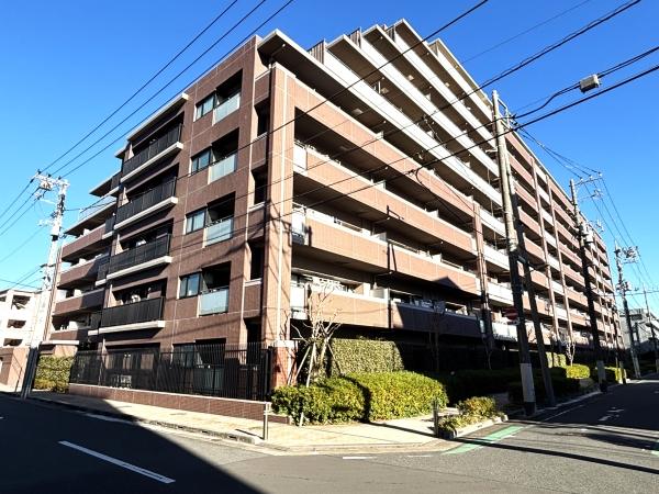 タイル張りで重厚感のある建物外観