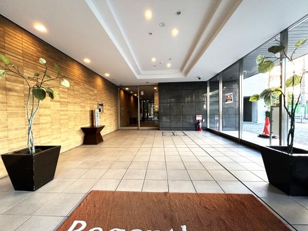 ガラス張りで明るいエントランス